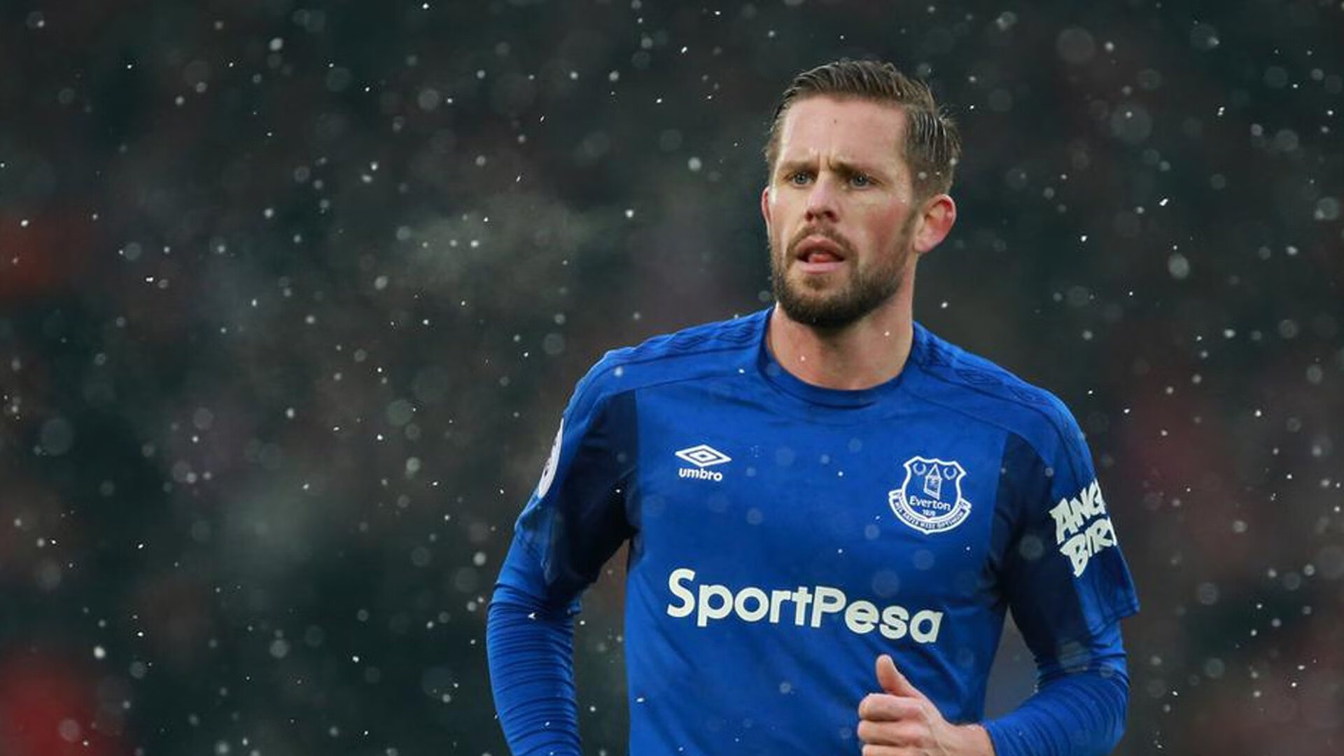 足球赛场焦点！澳大利亚队对阵阿根廷队，意外判罚引发热议，比赛氛围紧张